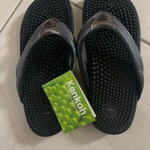 NWT KENKOH size 8 Spirit V metallic Japanese massaging reflexology thong sandal